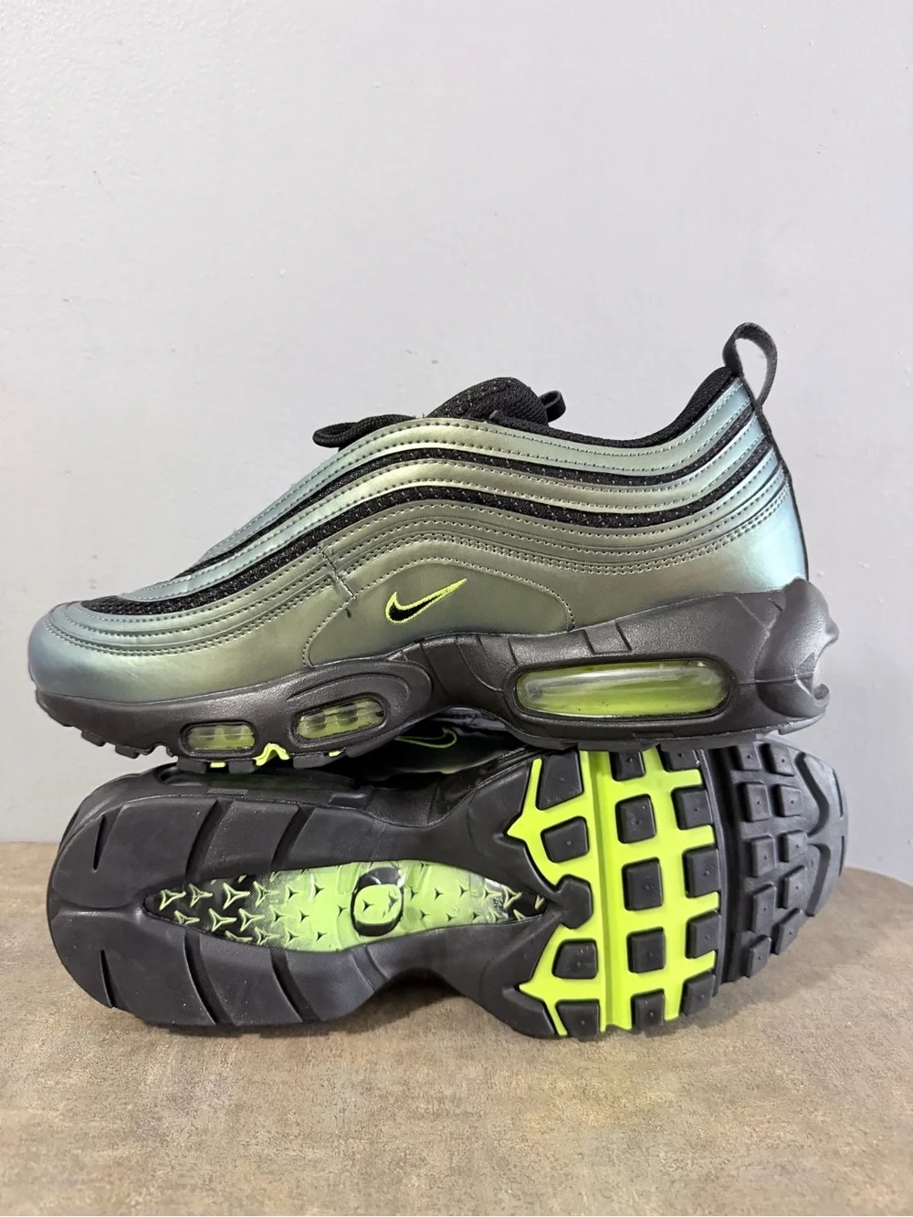 Nike Kids Black & Metallic Green Sneakers